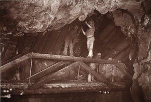 The Bridge, East Pool mine, ilustração de "Mongst mines and miners, or Underground Scenes by Flash-Light" de J.C. Burrows e William Thomas, pub. 1893 (foto sépia)