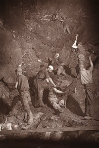Underhand Stoping, mina East Pool, ilustração de "Mongst mines and miners, ou Underground Scenes by Flash-Light" de J.C. Burrows e William Thomas, pub. 1893 (foto sépia) de John Charles Burrow