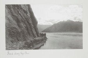 Estrada ao longo de Kyi Chu, Tropas na margem do rio de John Claude White