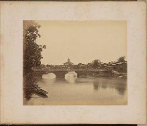 Uma ponte em Srinaggar sobre o Jhelum
