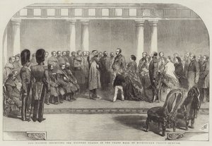 Sua Majestade inspecionando os guardas feridos no Grande Salão do Palácio de Buckingham de John Gilbert