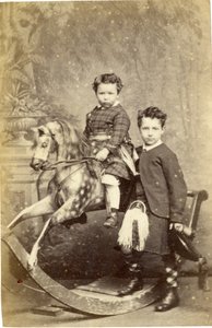 Menina jovem, ligado, cavalo balanço, com, menino jovem, em, kilt, ficar, 1860s, (albumen, impressão)