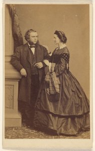 [Casal não identificado, de pé].
