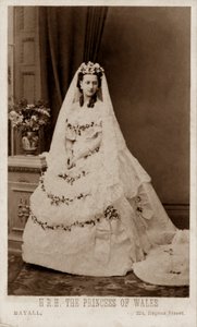 A Princesa Alexandra da Dinamarca em seu vestido de noiva para seu casamento com o Príncipe de Gales, o futuro Rei Eduardo VII