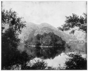 Ilha Ellens, Loch Katrine, Escócia, final do século XIX de John L. Stoddard
