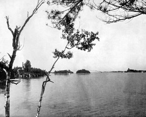 As Mil Ilhas, St Lawrence River, Canadá, 1893. de John L. Stoddard