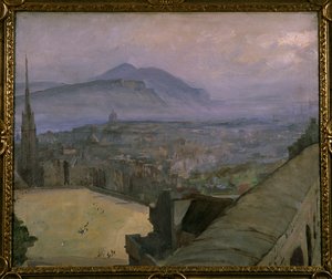 Uma vista de Edimburgo a partir do castelo, olhando através da Esplanade em direção a Arthur&39;s Seat e Salisbury Crags (óleo sobre tela) de John Lavery