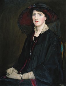Portait de Lady Raeburn, sentada na metade do comprimento, em uma jaqueta com colarinho de renda, colar de pérolas e chapéu preto de John Lavery