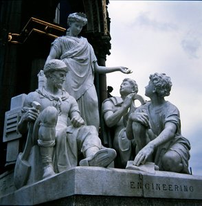 Engenharia, grupo de escultura do Albert Memorial, concluído em 1876 (granito) de John Lawlor