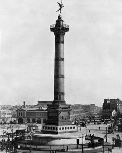 Praça da Bastilha em Paris com a coluna de Julho construída em 1834 (foto a p/b)