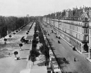 Rua Rivoli em Paris, em l: Jardim Tuileries, ao fundo: Arquivo do Triunfo, c. 1900 (foto a p/b) de John Lawson Stoddard