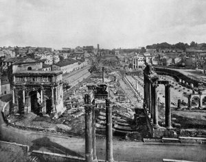 O fórum em Roma com ruínas de monumentos antigos: arco de Septime Severe (l), colunas do templo Saturne (r) e colunas do templo Vespasiano (c, em primeiro plano) (foto a p/b) de John Lawson Stoddard