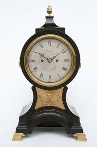 Balloon Clock, c.1760 (latão e madeira de fruta carbonizada) de John Leroux