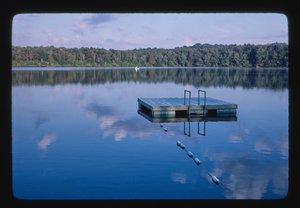 Menges Sand Pond, Menges Lakeside Resort, Livingston Manor, Nova Iorque, EUA de John Margolies