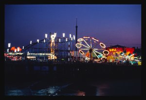 Cais de Steeplechase à noite, Atlantic City, Nova Jersey, EUA de John Margolies