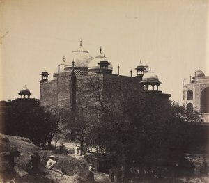 Taj Mahal, vista traseira da casa de repouso, com figura, c. 1858-1862.