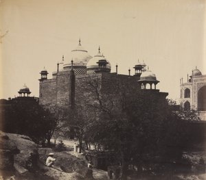 Taj Mahal, vista traseira da casa de repouso, com figura, c. 1858-1862.