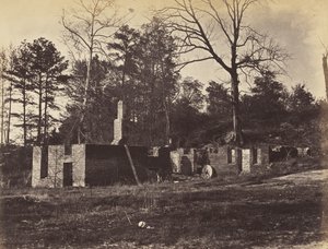 Ruins on Gaines Mill, Virgínia., Abril de 1865 (impressão de albumina montada em papel de capa)