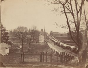 Comboio de vagões do exército a entrar em Petersburgo, Virgínia, abril de 1865 (foto)