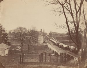 Trem de carroças do exército entrando em Petersburgo, Virgínia, em abril de 1865.