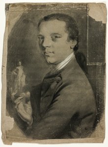 Jovem segurando estatueta de John Russell