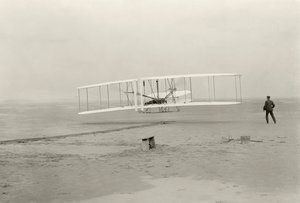 O Wright Flyer I faz o seu primeiro voo de 120 pés em 12 segundos, em Kitty Hawk, Carolina do Norte de John T. Daniels