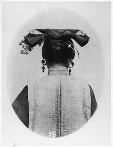 Vista traseira do penteado da matrona Manchu casada, c.1867-72 de John Thomson