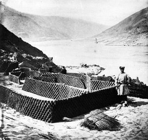 Combustível de Secagem para Exportação, Província de Hubei, c.1870 de John Thomson