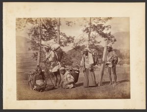 [Grupo de homens que transportam cestos] de John Thomson