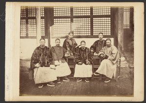 [Retrato de grupo de homens] de John Thomson