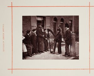 Músicos de rua italianos, 1877. de John Thomson
