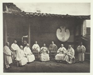 O abade e monges de Kushan, c. 1868. de John Thomson