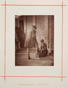 The Independent Shoe-Black, 1877. de John Thomson