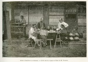 Os artesãos de uma oficina de cloisonne em Pekin. Gravura após uma fotografia de M.Thomson para ilustrar a viagem a Pequim e ao norte da China, de T.Chutze, em 1873, publicada em "Le tour du monde ", 1876, editada por Edouard Charton, edição Hachette, Pa de John Thomson