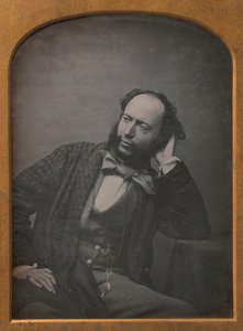 Homem de meia-idade sentado em gravata borboleta e jaqueta, década de 1850.