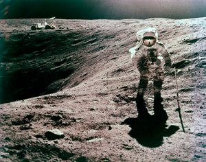 Astronauta Charles Duke no local de pouso de Descartes, missão Apollo 16, abril de 1972. de John Watts Young