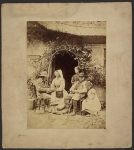 [Grupo sentado à porta aberta: dois homens de chapéu, uma mulher de chapéu, duas raparigas - uma de pé]. de John Whistler