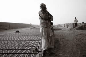 Fábricas de tijolos em Calcutá, Índia, 2016 (foto) de Jon Nicholson