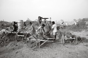 Fábricas de tijolos em Calcutá, Índia, 2016 (foto) de Jon Nicholson