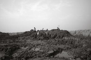 Fábricas de tijolos em Calcutá, Índia, 2016 (foto) de Jon Nicholson