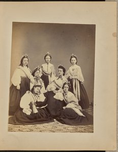 [Retrato de grupo de mulheres com coroas e faixas]. de Jordan H. Abbott