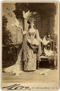 Alva Vandebilt, em traje para sua bola de 1883 (impressão em sépia)