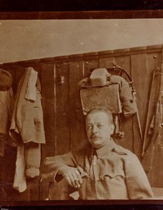 Álbum "Meine weltkriegs - Erinnerungen South-West Front (Caríntia, Itália, Tirol do Sul) (My world war - memories of the South-Western Front in Carinthia, Italy, Trentino-Alto Adige) 31/03/1915-12/11/1918 - Josef Zohles Wien ": retrato de soldado (p/b ph de Josef Zohles