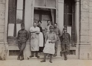 Álbum "Meine weltkriegs - Erinnerungen South-West Front (Caríntia, Itália, Tirol do Sul) (My world war - memories of the South-Western Front in Carinthia, Italy, Trentino-Alto Adige) 31/03/1915-12/11/1918 - Josef Zohles Wien ": retrato de grupo em frente a de Josef Zohles