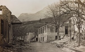 Álbum "Meine weltkriegs - Erinnerungen South-West Front (Caríntia, Itália, Tirol do Sul) (A minha guerra mundial - memórias da Frente Sudoeste na Caríntia, Itália, Trentino-Alto Adige) 31/03/1915-12/11/1918 - Josef Zohles Wien ": escombros em Bovec (foto a de Josef Zohles