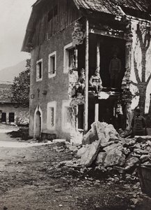 Álbum "Meine weltkriegs - Erinnerungen South-West Front (Carinthia, Itália, Tirol do Sul) (My world war - memories of the South-Western Front in Carinthia, Italy, Trentino-Alto Adige) 31/03/1915-12/11/1918 - Josef Zohles Wien ": escombros em Valbruna (p/b  de Josef Zohles