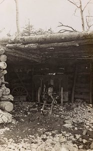 Álbum "Meine weltkriegs - Erinnerungen South-West Front (Caríntia, Itália, Tirol do Sul) (My world war - memories of the South-Western Front in Carinthia, Italy, Trentino-Alto Adige) 31/03/1915-12/11/1918 - Josef Zohles Wien ": cabana com canhão (foto a p/