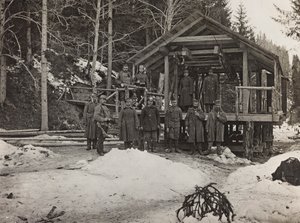 Álbum "Meine weltkriegs - Erinnerungen South-West Front (Caríntia, Itália, Tirol do Sul) (My world war - memories of the South-Western Front in Carinthia, Italy, Trentino-Alto Adige) 31/03/1915-12/11/1918 - Josef Zohles Wien ": soldados em frente a uma cab de Josef Zohles