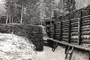 Álbum "Meine weltkriegs - Erinnerungen South-West Front (Caríntia, Itália, Tirol do Sul) (My world war - memories of the South-Western Front in Carinthia, Italy, Trentino-Alto Adige) 31/03/1915-12/11/1918 - Josef Zohles Wien ": Barriere aus Holzscheite in de Josef Zohles
