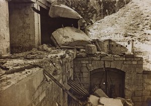 Álbum "Meine weltkriegs - Erinnerungen South-West Front (Caríntia, Itália, Tirol do Sul) (My world war - memories of the South-Western Front in Carinthia, Italy, Trentino-Alto Adige) 31/03/1915-12/11/1918 - Josef Zohles Wien ": escombros de uma fábrica (p/ de Josef Zohles